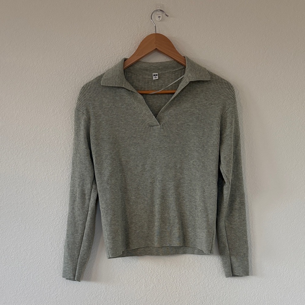 Uniqlo Women's Light Green Sweater Size M